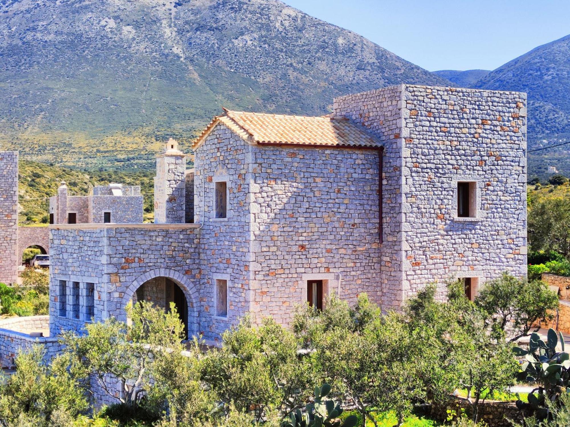 Athevillas Antonis Mina